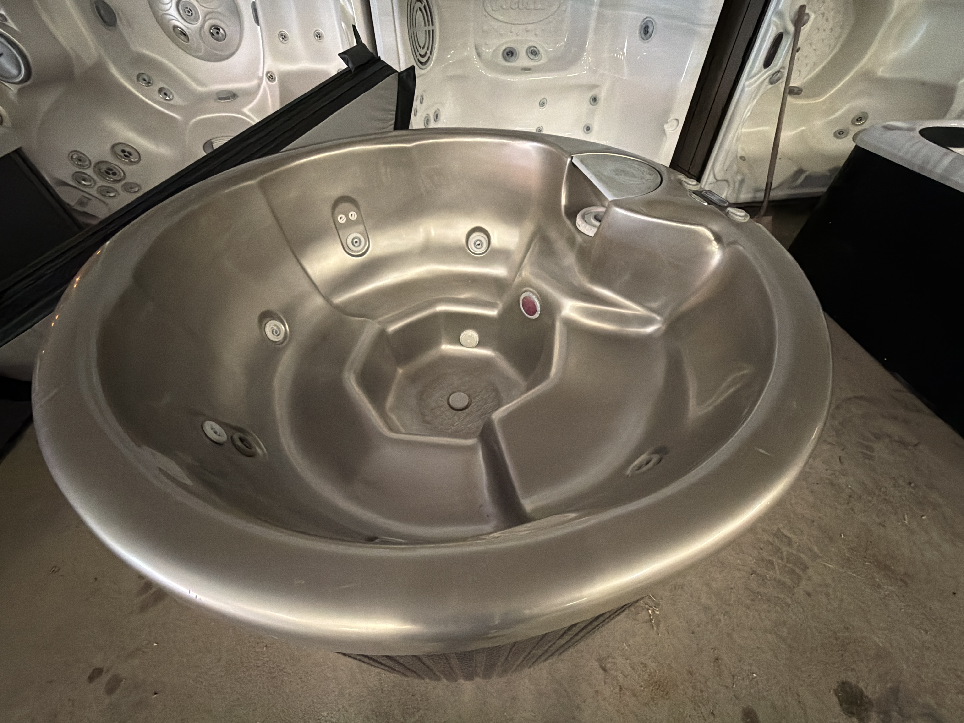 Beachcomber 240v or 120v Round Tub thumbnail 4
